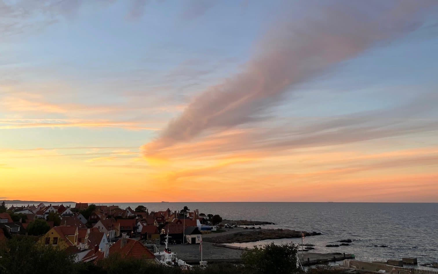 Solnedgang over Gudhjems tage og havet